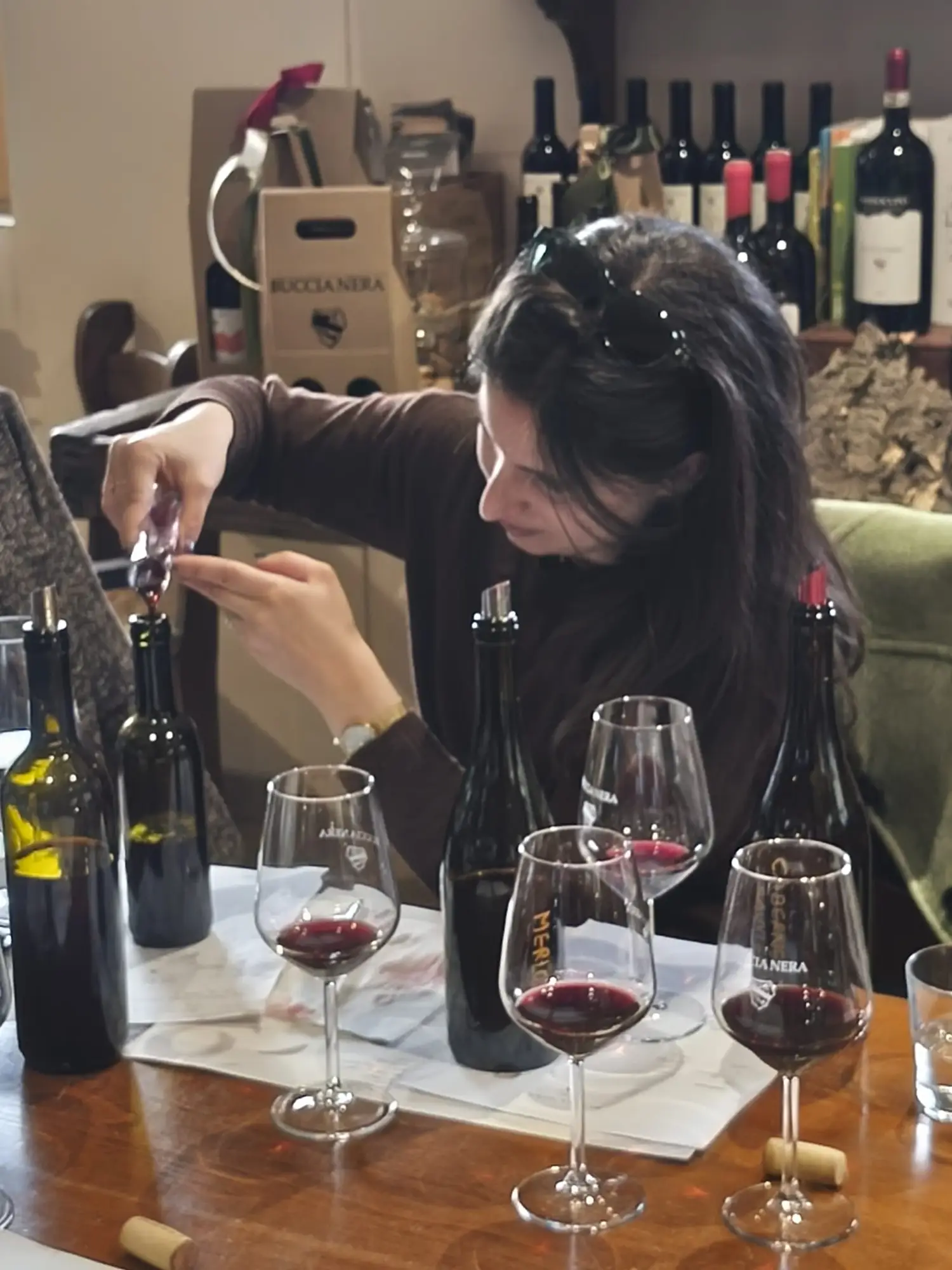 Partecipante durante il laboratorio di blending alla cantina Buccia Nera con Youvibe
